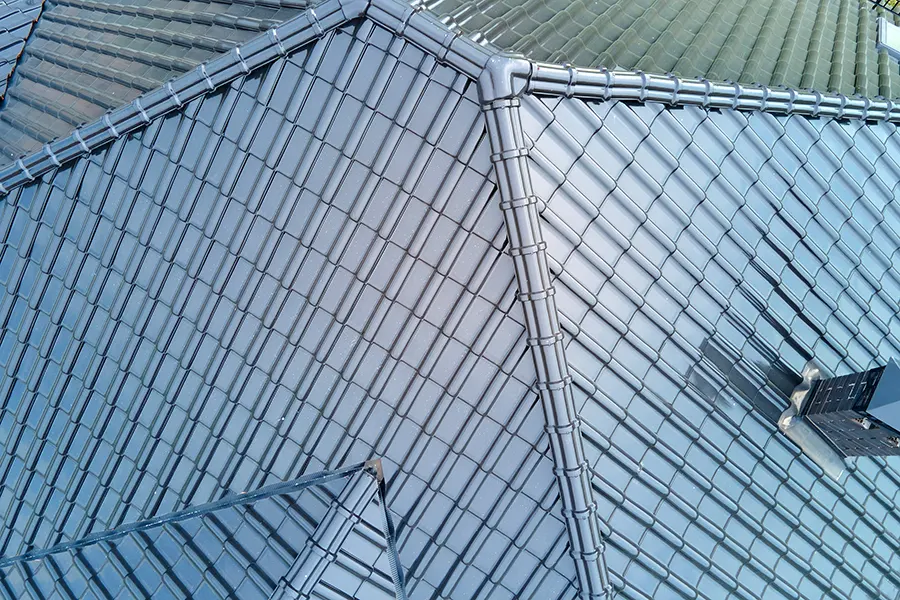 Takläggning i Strängnäs har gjorts, med mörkt och blankt tak.